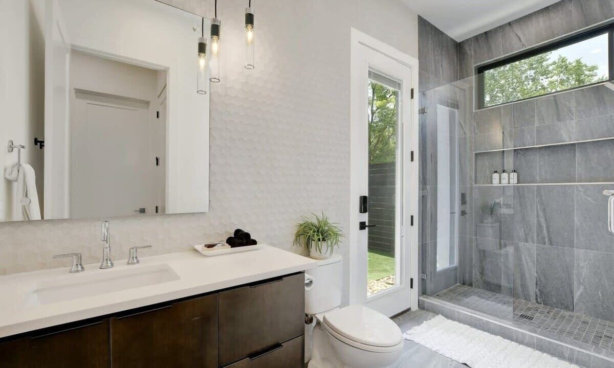 Photo of Bathroom in Montopolis