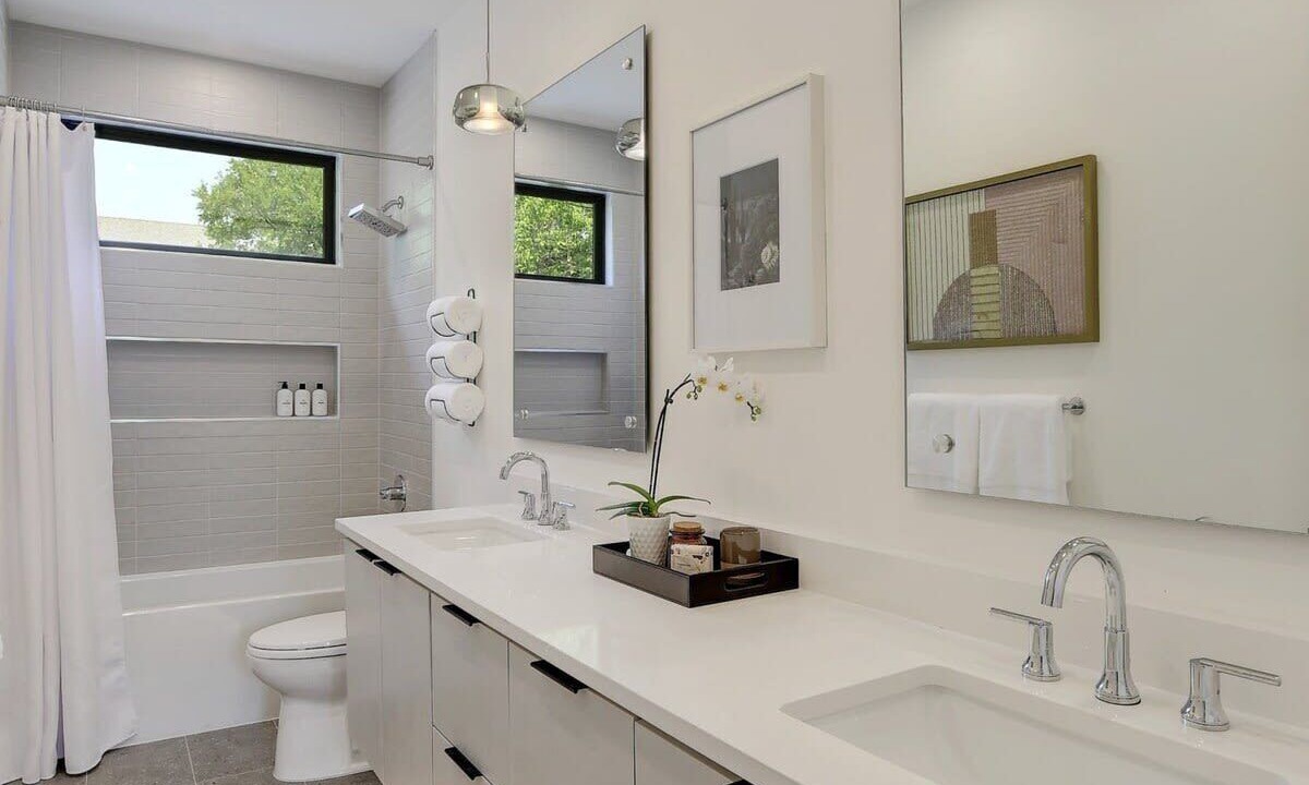 Photo of Bathroom in Montopolis