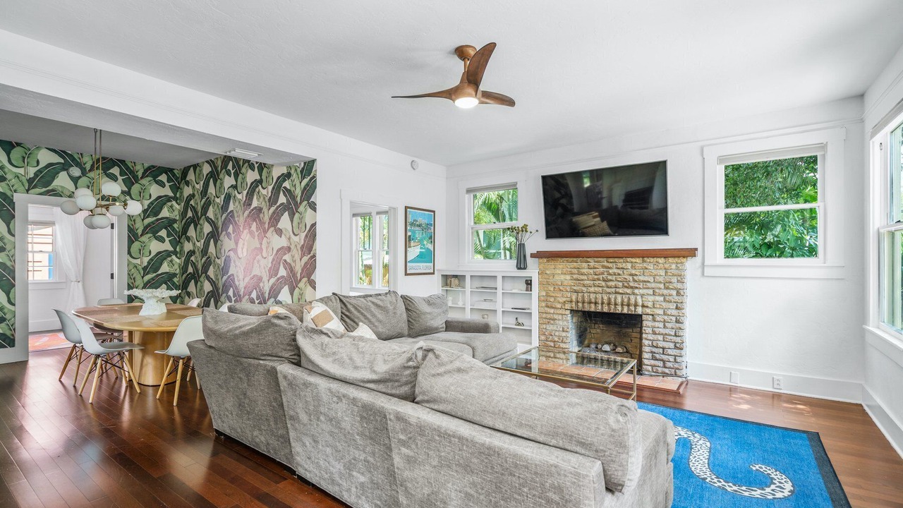 Photo of Livingroom in Downtown