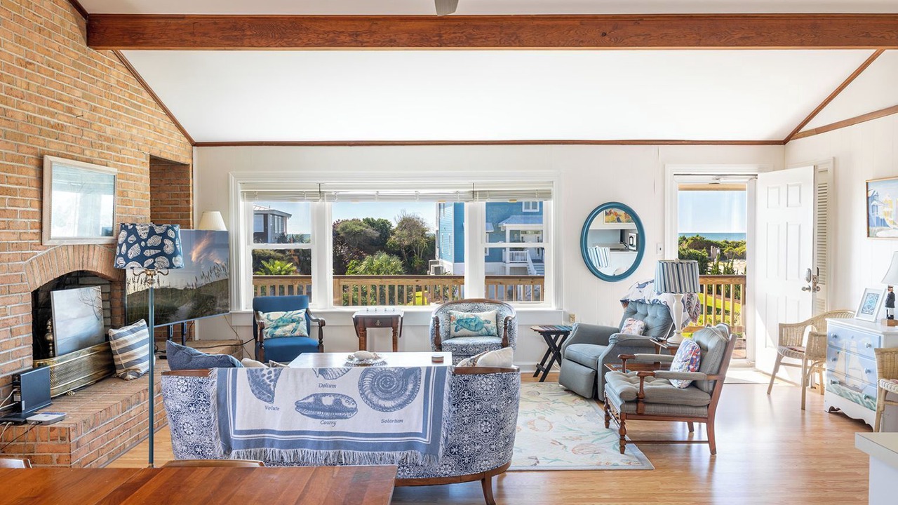 Photo of Livingroom in Pine Knoll Shores