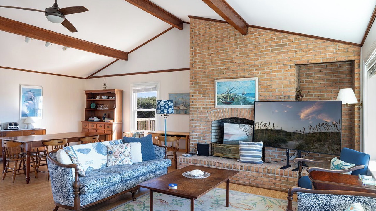Photo of Livingroom in Pine Knoll Shores