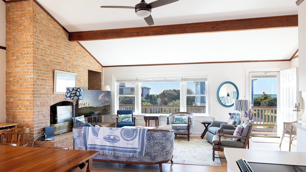 Photo of Livingroom in Pine Knoll Shores