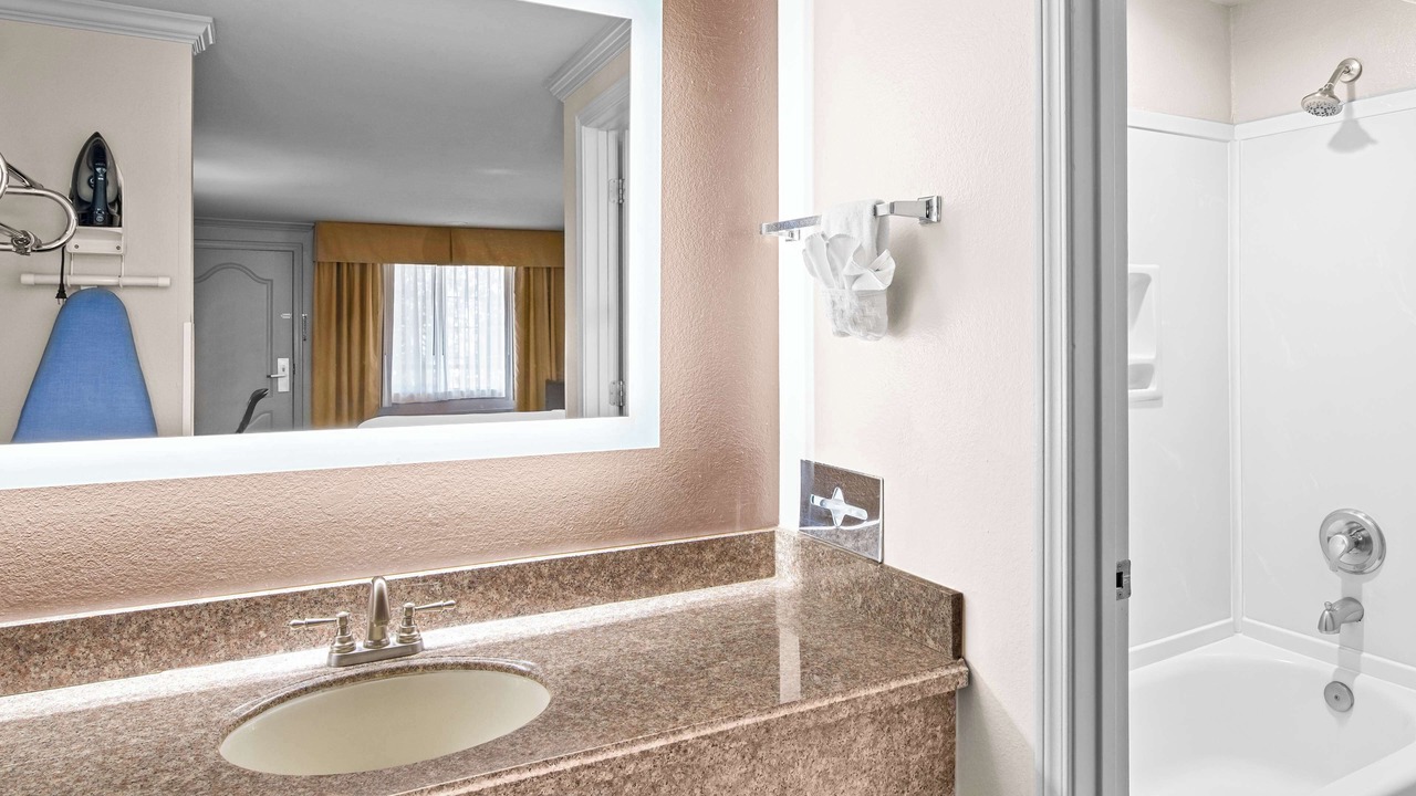 Photo of Bathroom in Lakeview