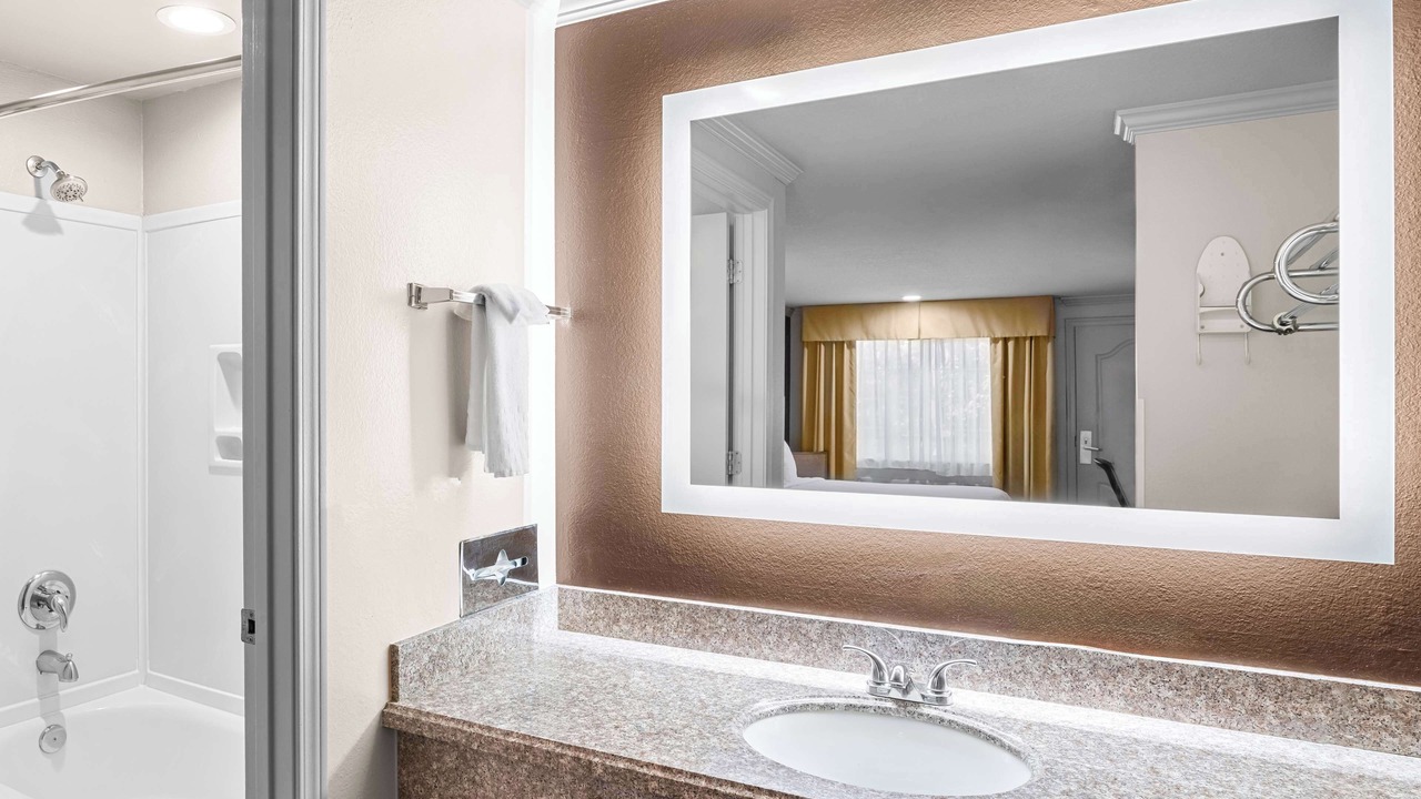 Photo of Bathroom in Lakeview