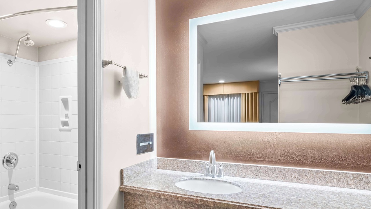 Photo of Bathroom in Lakeview