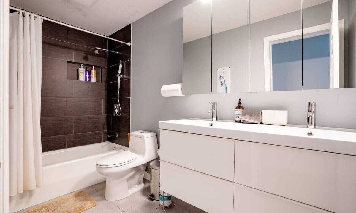 Photo of Bathroom in White Center