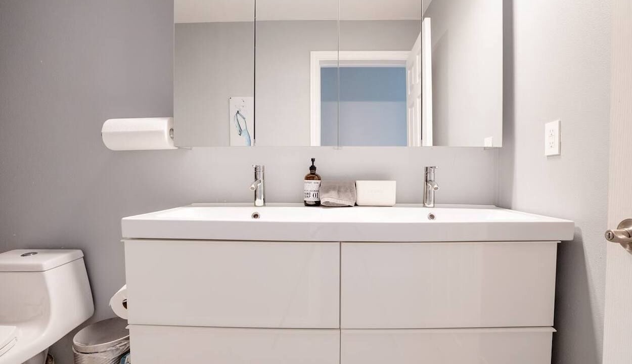 Photo of Bathroom in White Center