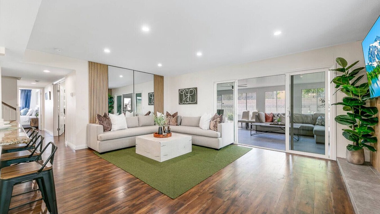 Photo of Livingroom in Midway City
