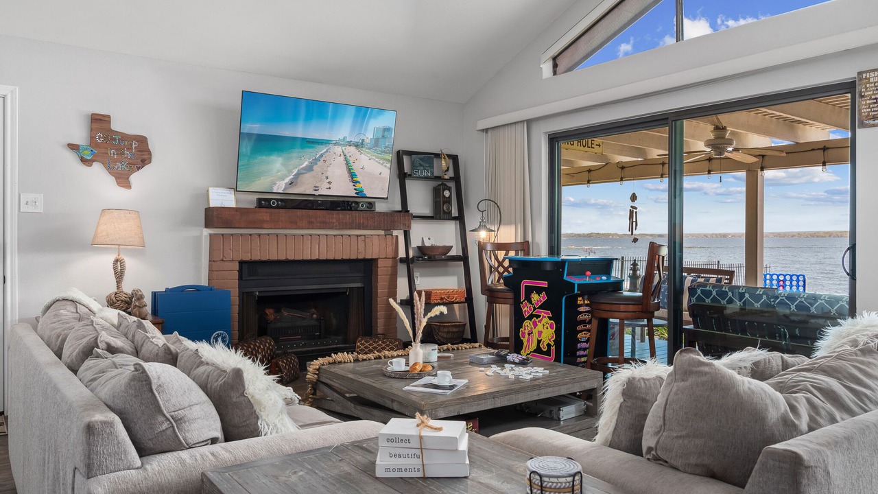 Photo of Livingroom in April Sound