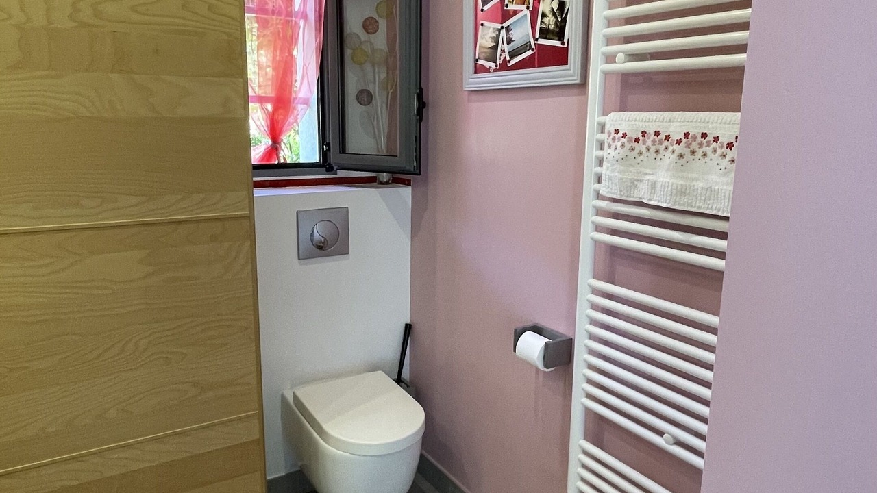 Photo of Bathroom in Magny-les-Hameaux