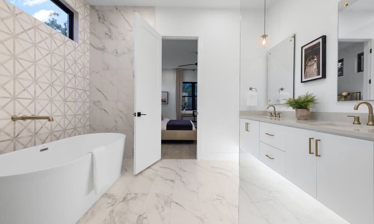Photo of Bathroom in Montopolis