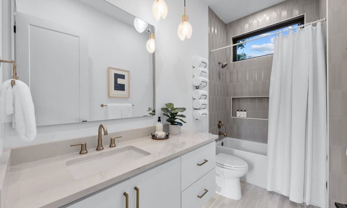 Photo of Bathroom in Montopolis