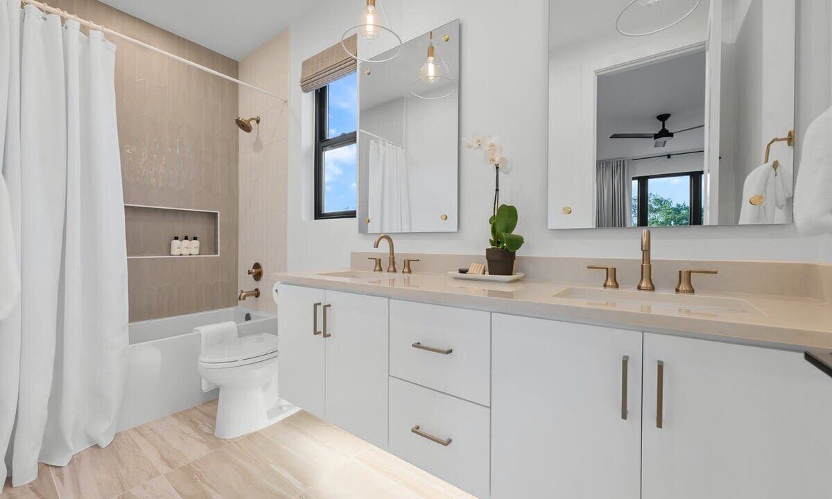 Photo of Bathroom in Montopolis