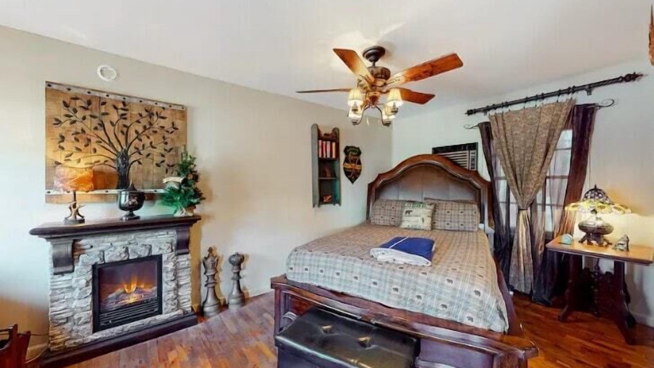 Photo of Bedroom in Eureka Springs Historic District