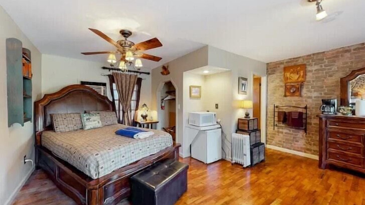 Photo of Bedroom in Eureka Springs Historic District