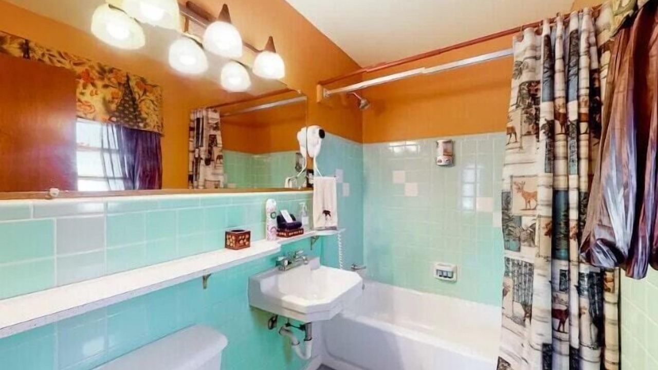 Photo of Bathroom in Eureka Springs Historic District