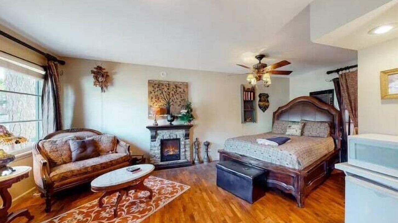 Photo of Bedroom in Eureka Springs Historic District