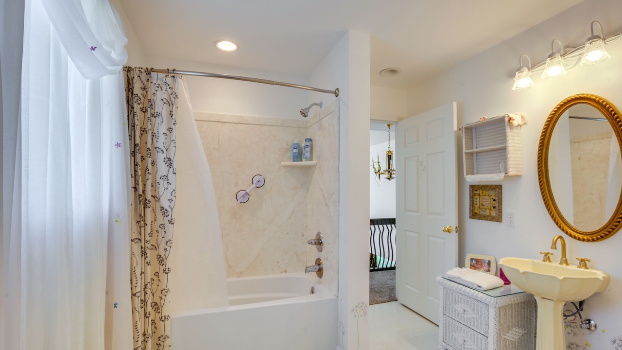 Photo of Bathroom in Shook