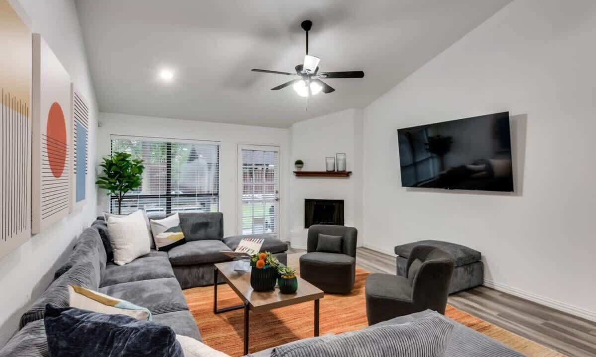 Photo of Livingroom in Far North Dallas