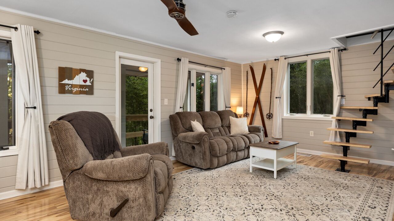 Photo of Livingroom in Nellysford