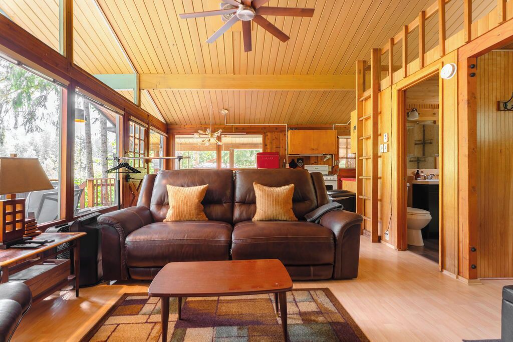 Photo of Livingroom in Gold Bar