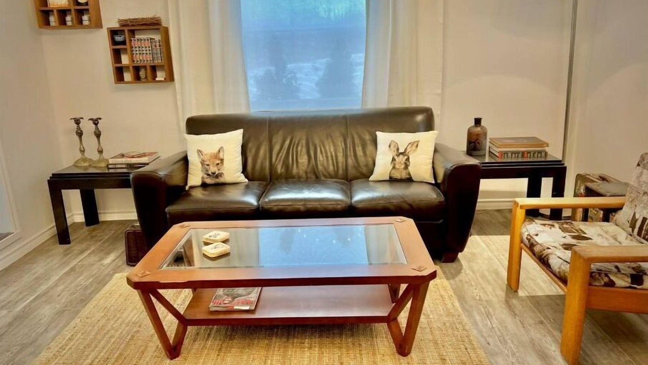 Photo of Livingroom in Bolton-Est