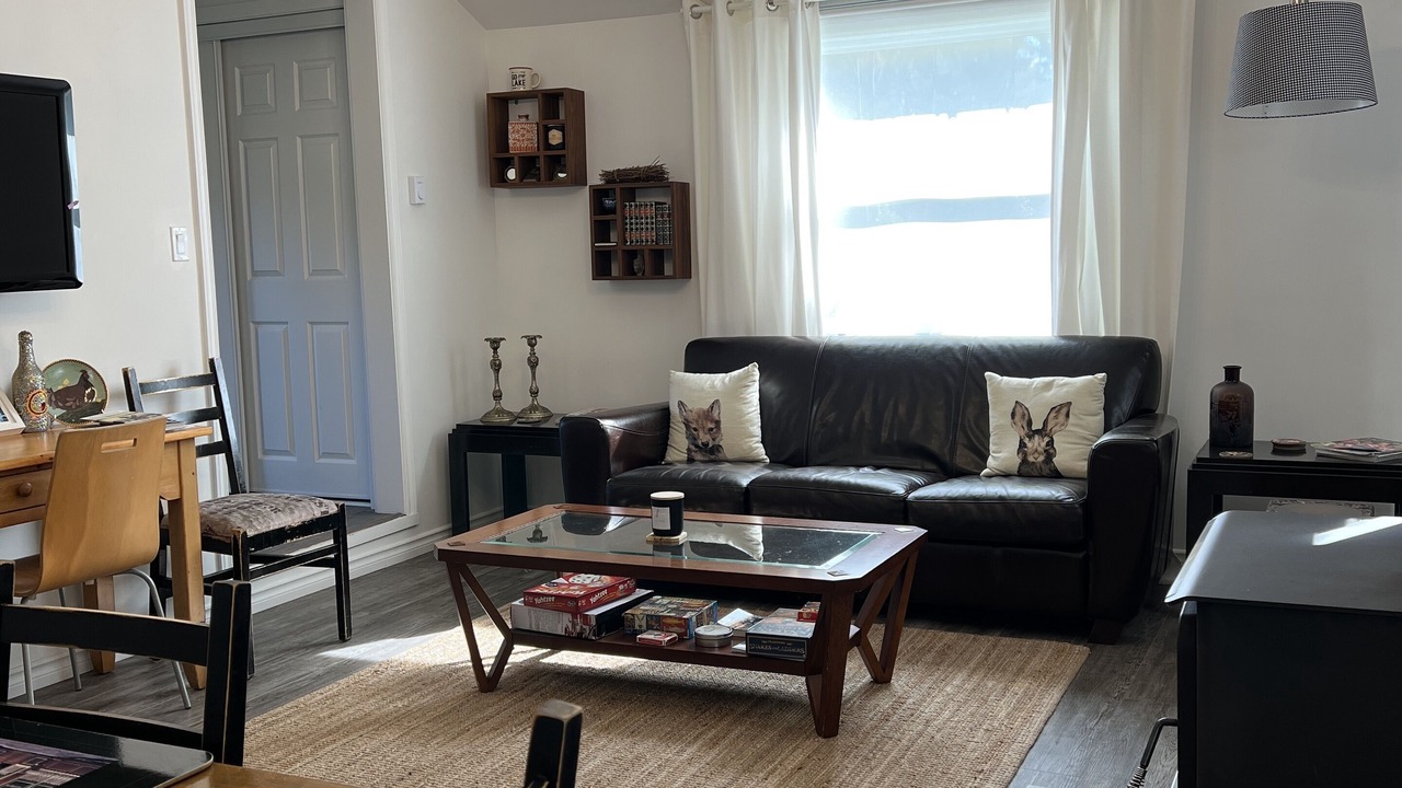 Photo of Livingroom in Bolton-Est