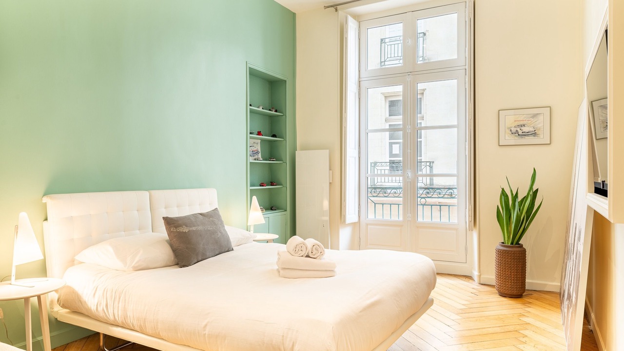 Photo of Bedroom in Graslin - Commerce