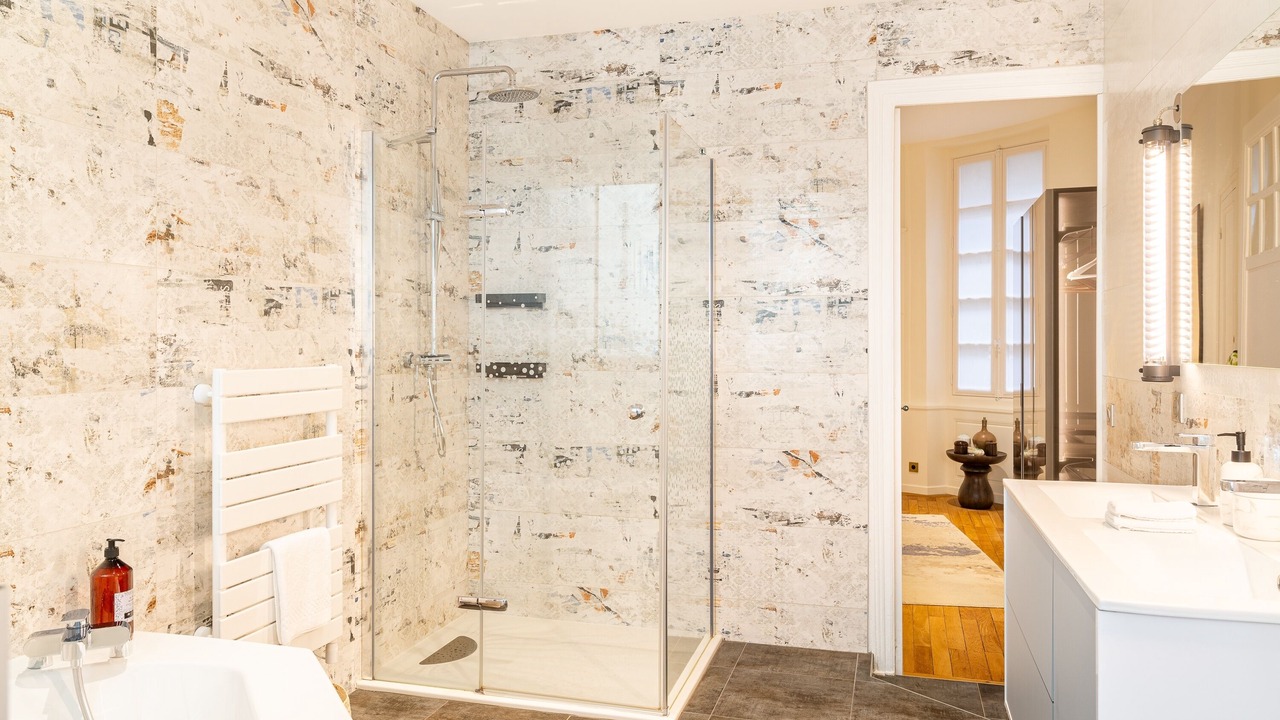 Photo of Bathroom in Graslin - Commerce