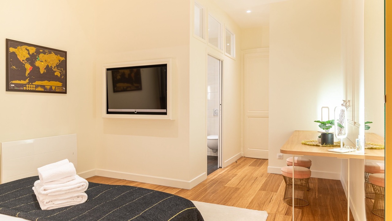 Photo of Bedroom in Graslin - Commerce
