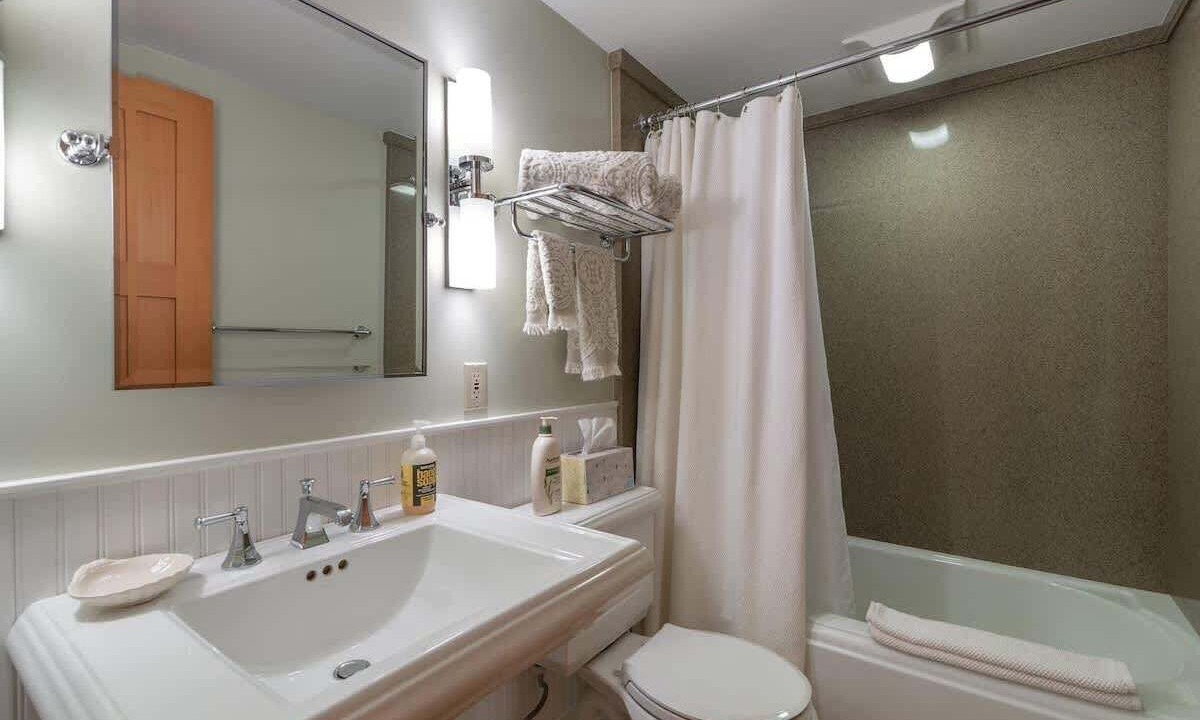 Photo of Bathroom in Kingswood Estates