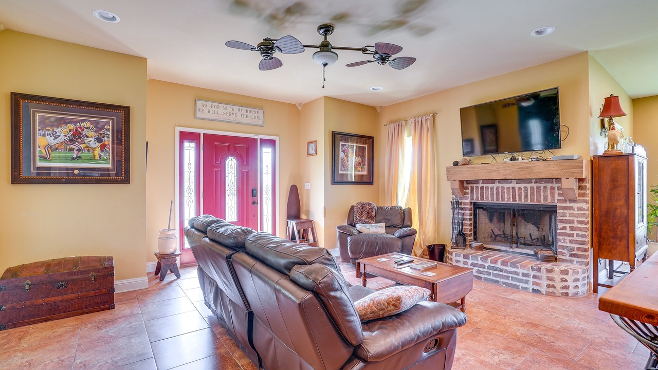 Photo of Livingroom in Claiborne Parish