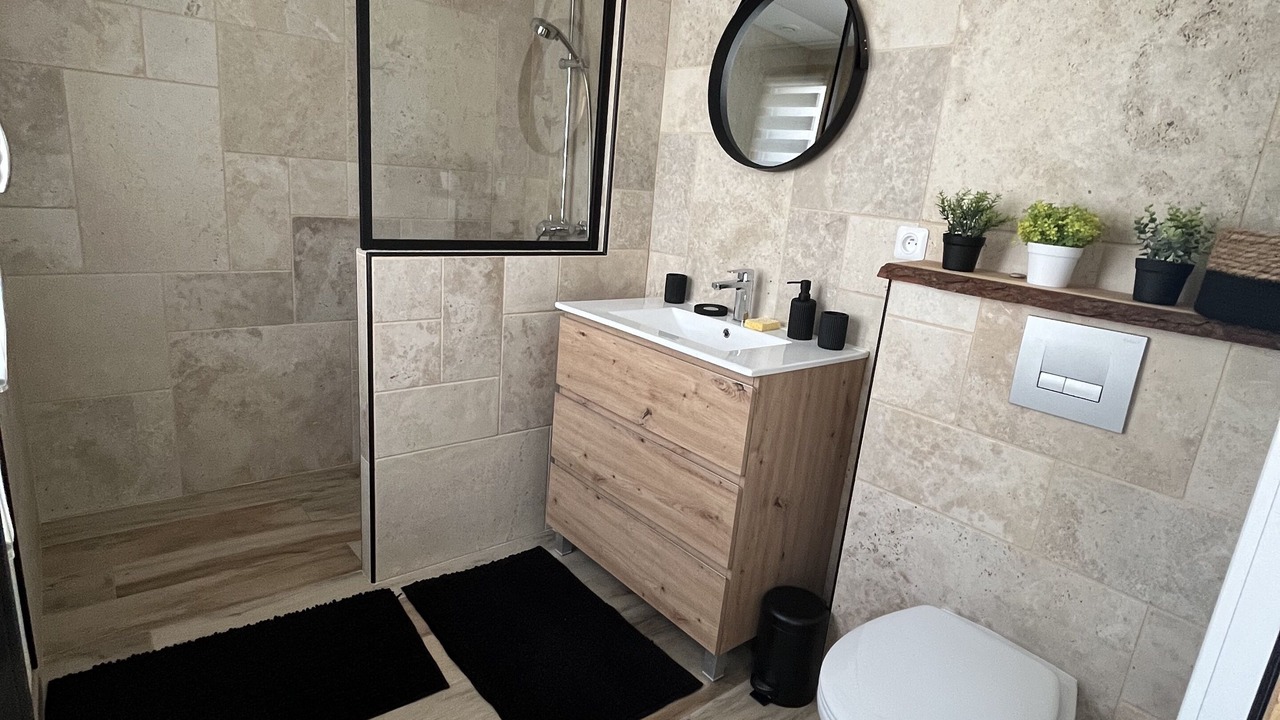 Photo of Bathroom in Long