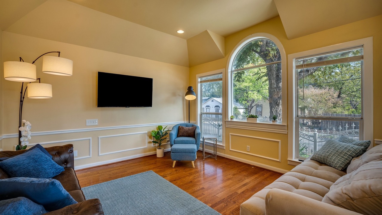 Photo of Livingroom in Government Hill
