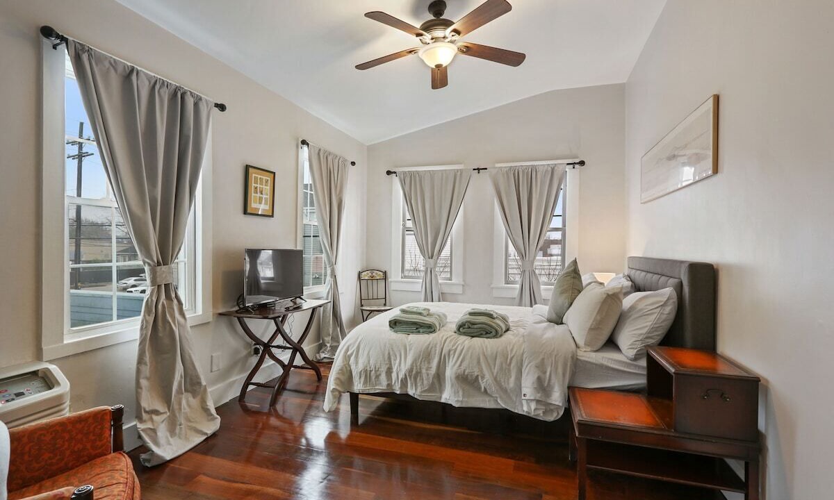 Photo of Bedroom in Freret