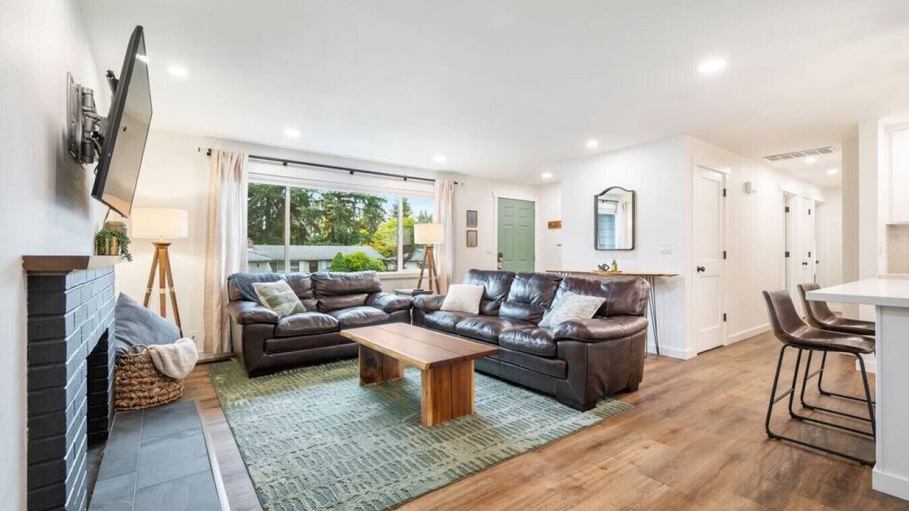 Photo of Livingroom in Inglewood-Finn Hill