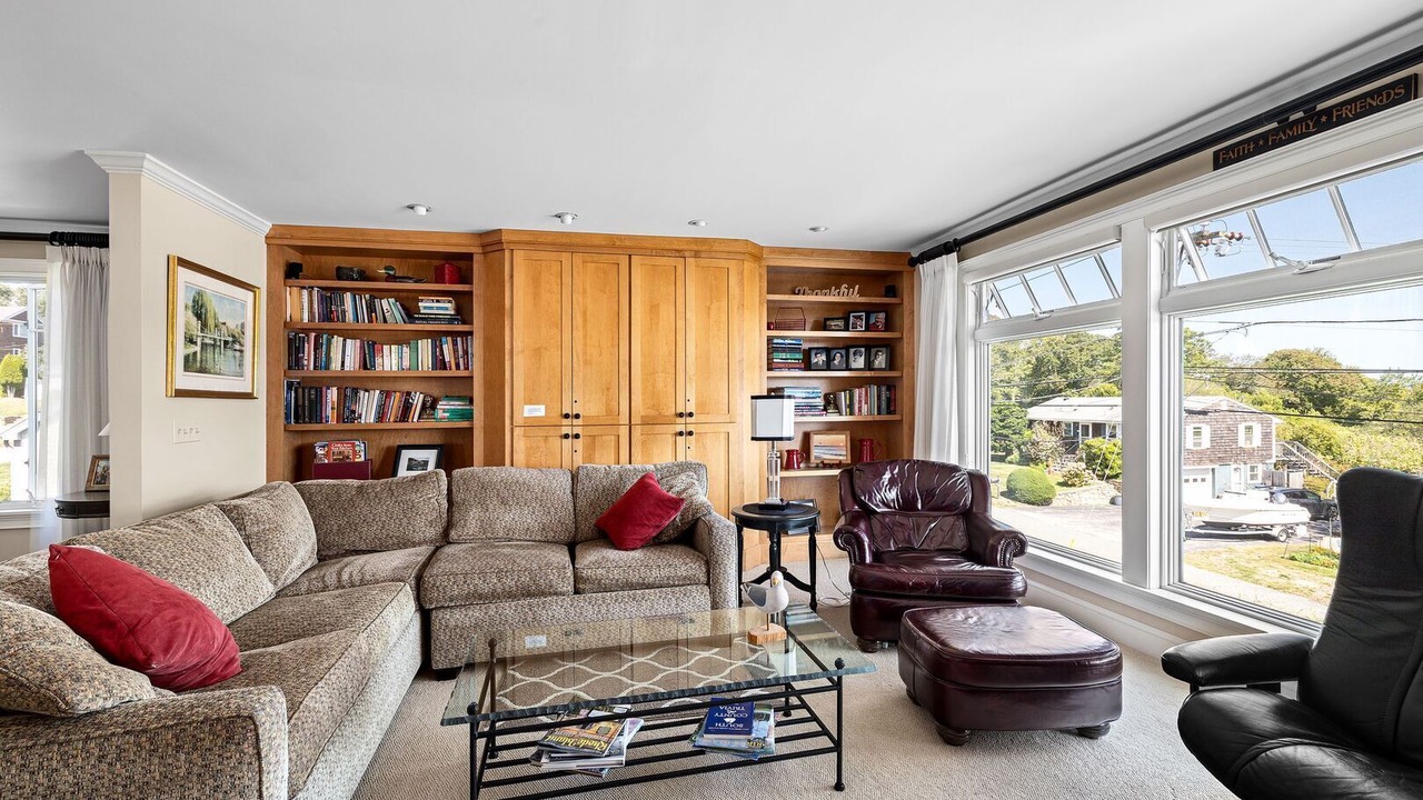 Photo of Livingroom in Narragansett Pier