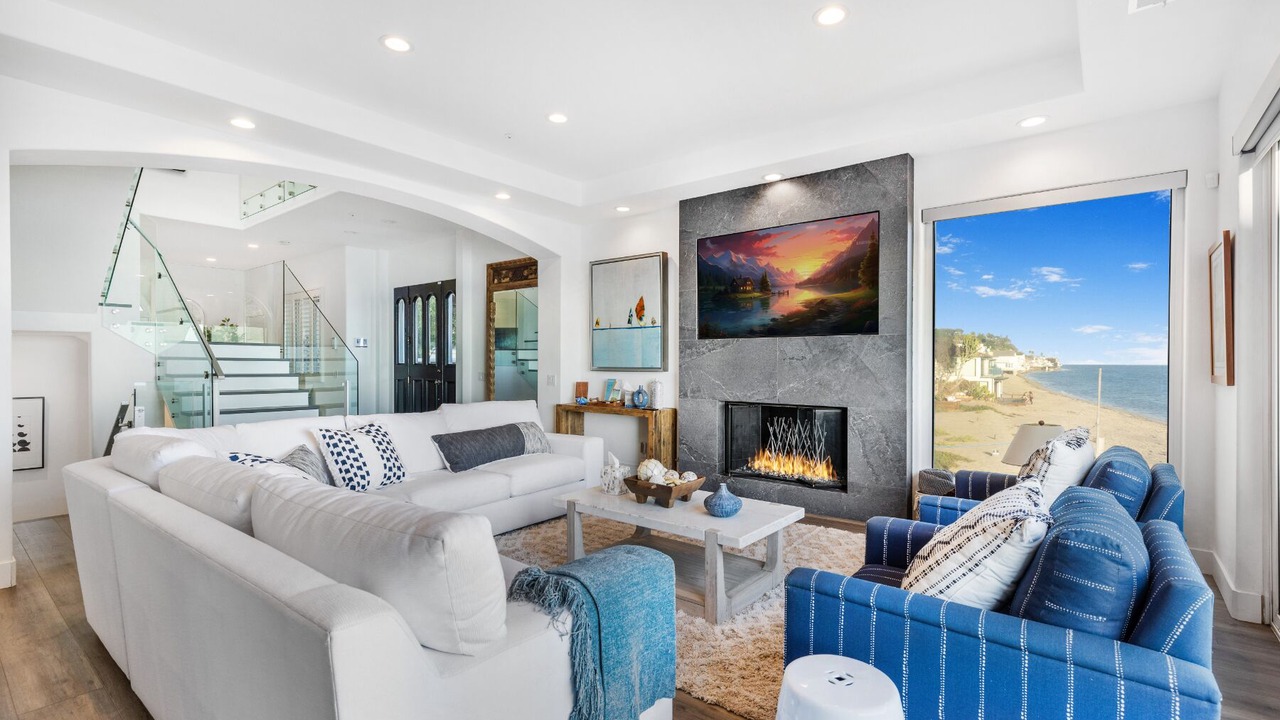Photo of Livingroom in Central Malibu