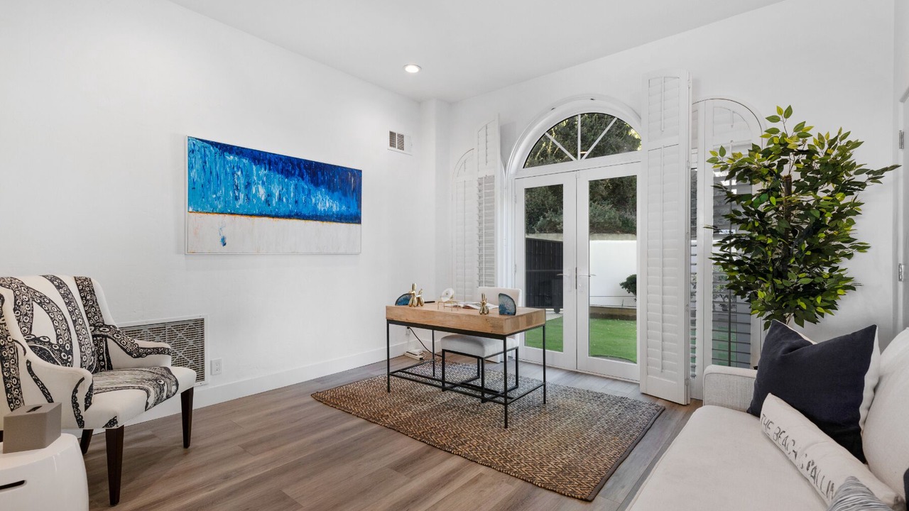 Photo of Livingroom in Central Malibu
