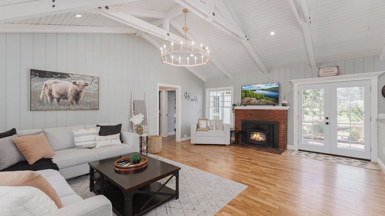 Photo of Livingroom in Roseburg