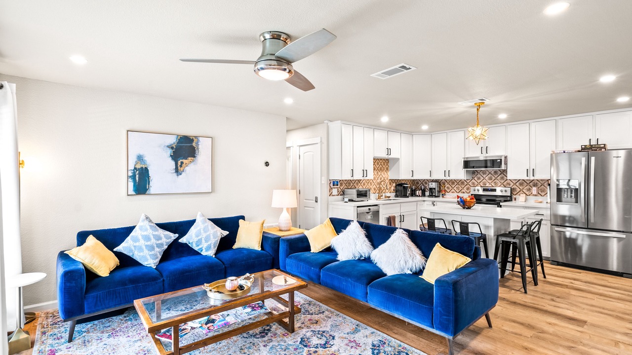 Photo of Livingroom in Eastern Division