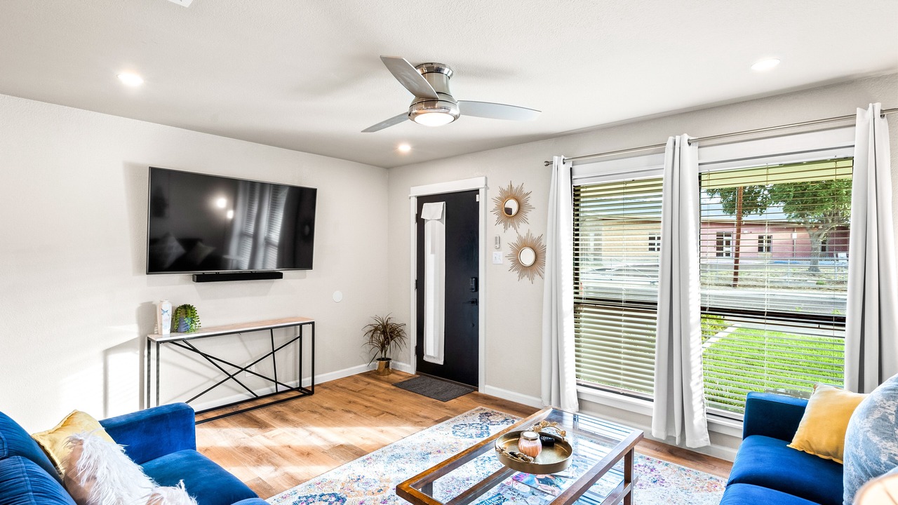 Photo of Livingroom in Eastern Division