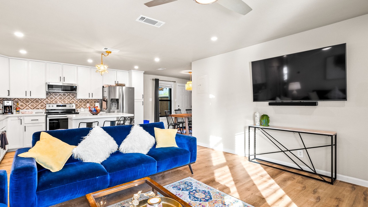 Photo of Livingroom in Eastern Division