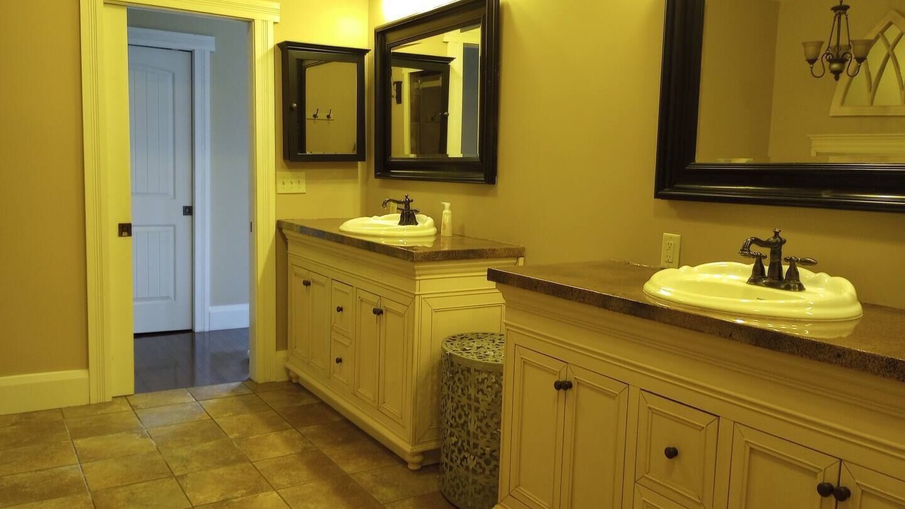 Photo of Bathroom in Centre Hall