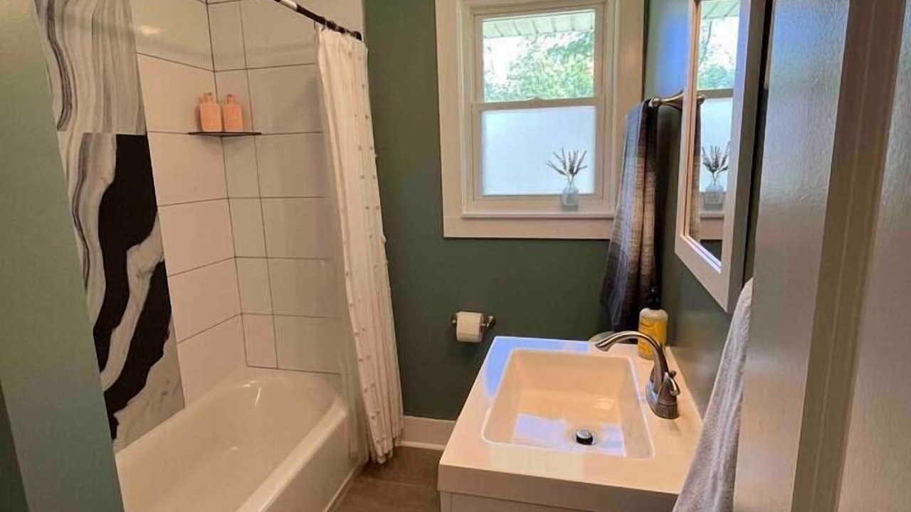 Photo of Bathroom in Thunderbolt