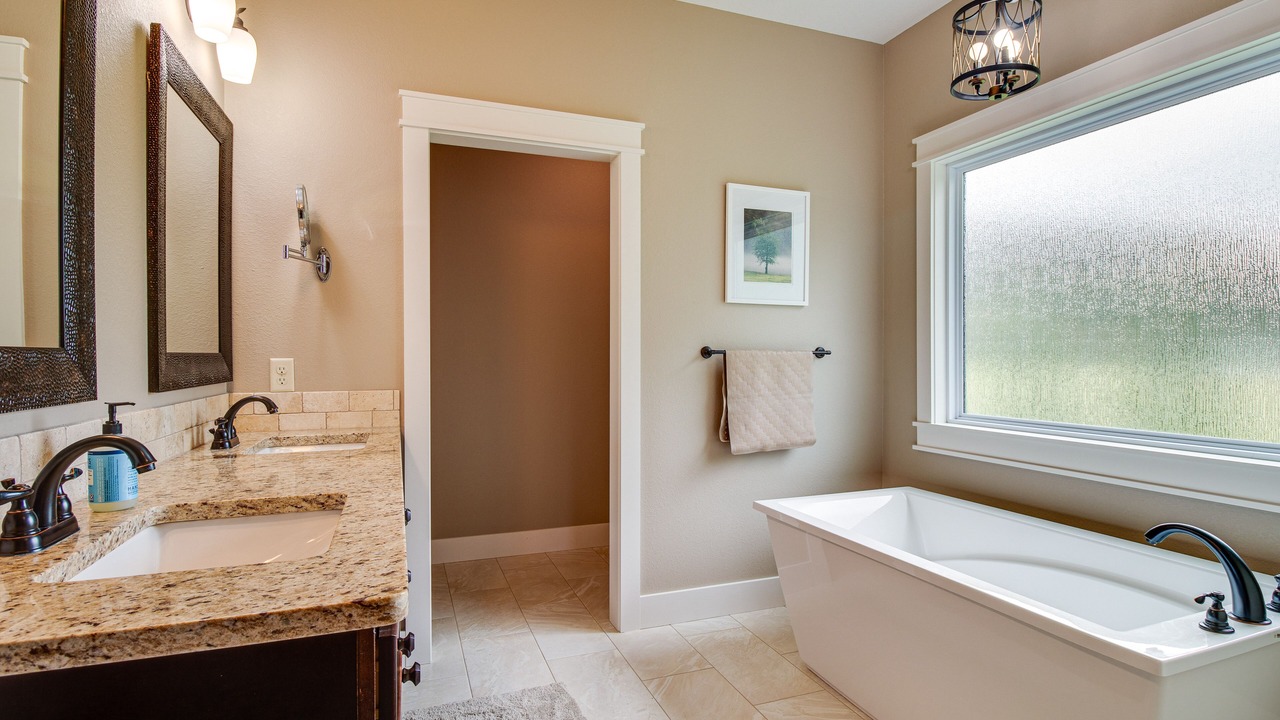 Photo of Bathroom in Lakeview