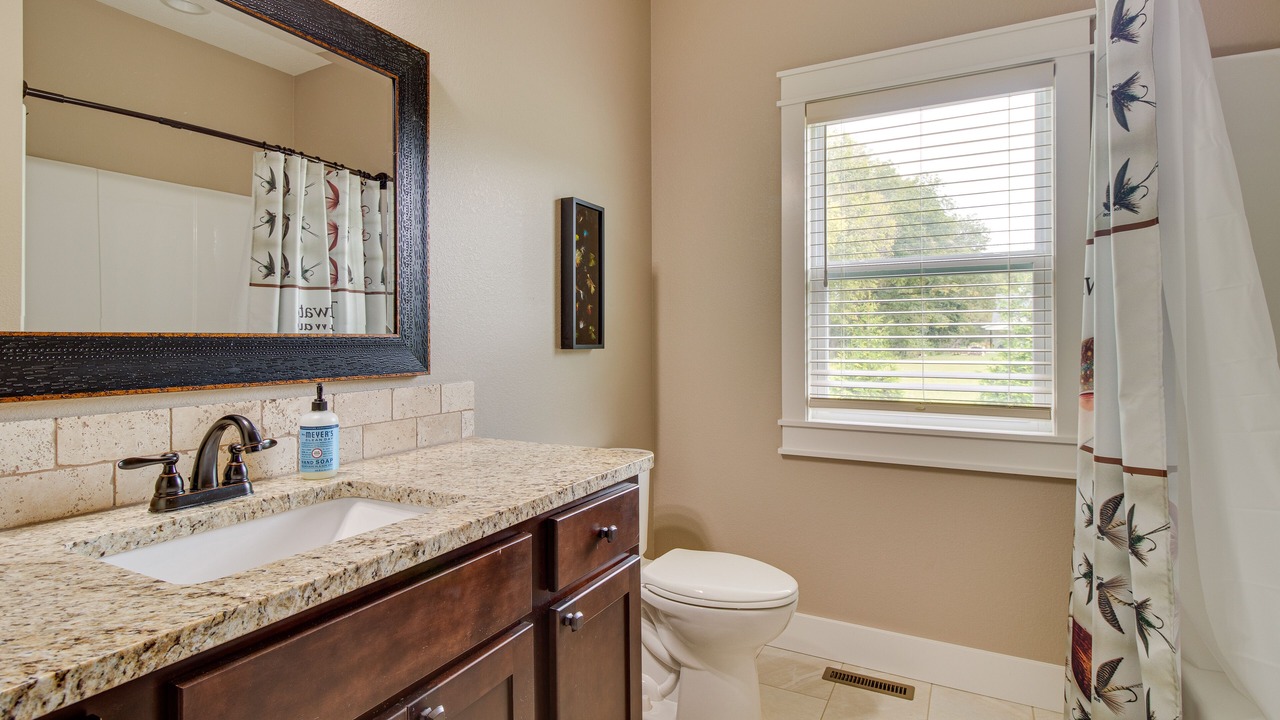 Photo of Bathroom in Lakeview