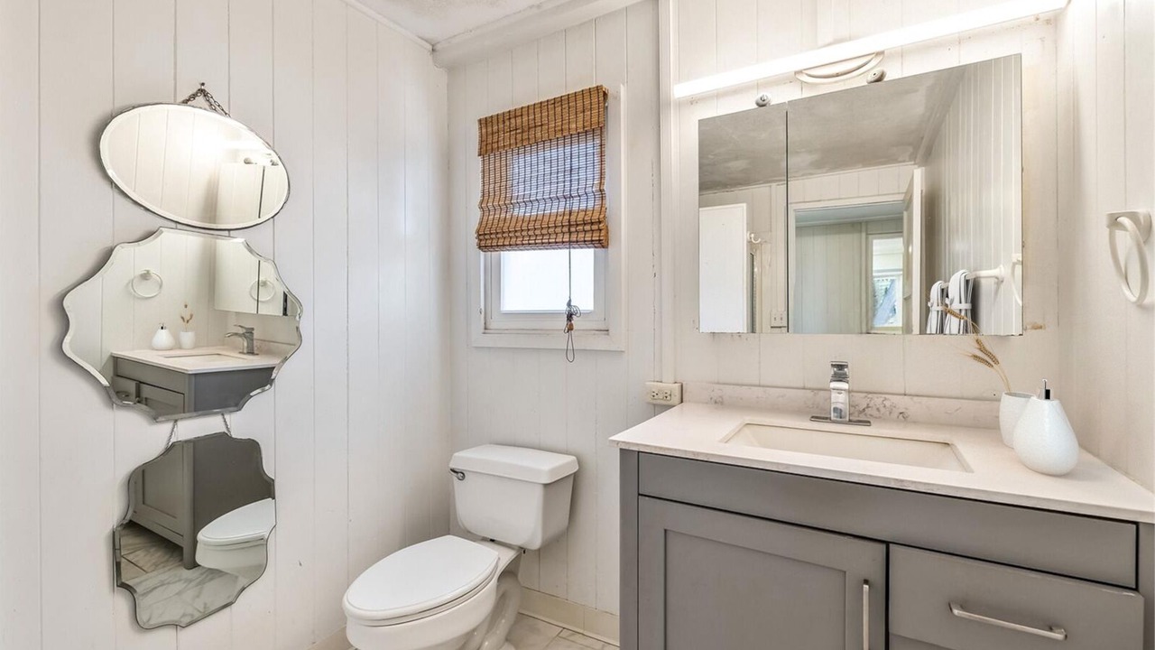 Photo of Bathroom in Maunalani Heights