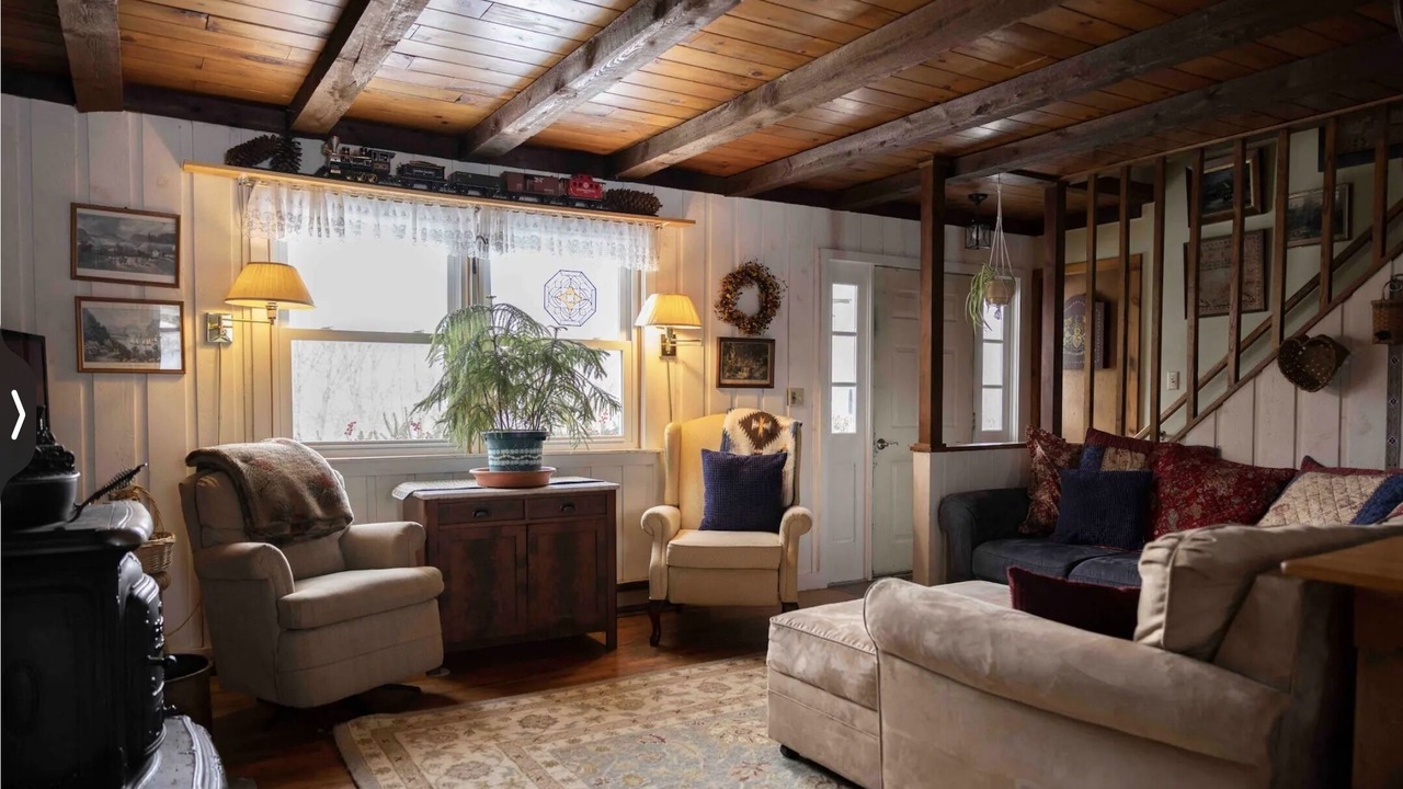 Photo of Livingroom in Roxbury