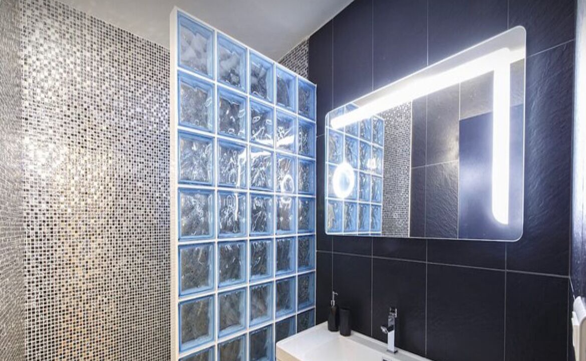 Photo of Bathroom in Downtown Angers